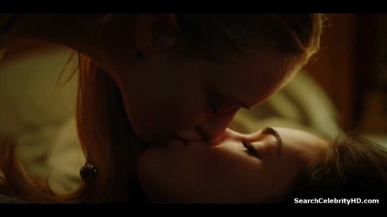 Megan Fox and Amanda Seyfried Lesbian Kissing Scene